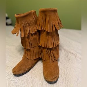 Minnetonka 3-Layer Fringe Boot Size 8